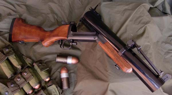 M79 có cấu tạo rất đơn giản, dễ sử dụng; súng không có hộp tiếp đạn và phải nạp đạn lại sau mỗi phát bắn, bằng cách gập nòng xuống như súng bắn đạn ria. Chính vì cách nạp đạn như vậy, nên M79 có tốc độ bắn chậm hơn rất nhiều, so với những loại súng phóng lựu mới phát triển gần đây (6 phát/phút).