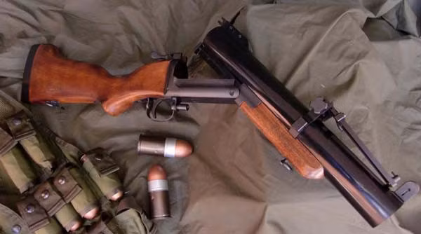 M79 có cấu tạo rất đơn giản, dễ sử dụng; súng không có hộp tiếp đạn và phải nạp đạn lại sau mỗi phát bắn, bằng cách gập nòng xuống như súng bắn đạn ria. Chính vì cách nạp đạn như vậy, nên M79 có tốc độ bắn chậm hơn rất nhiều, so với những loại súng phóng lựu mới phát triển gần đây (6 phát/phút).