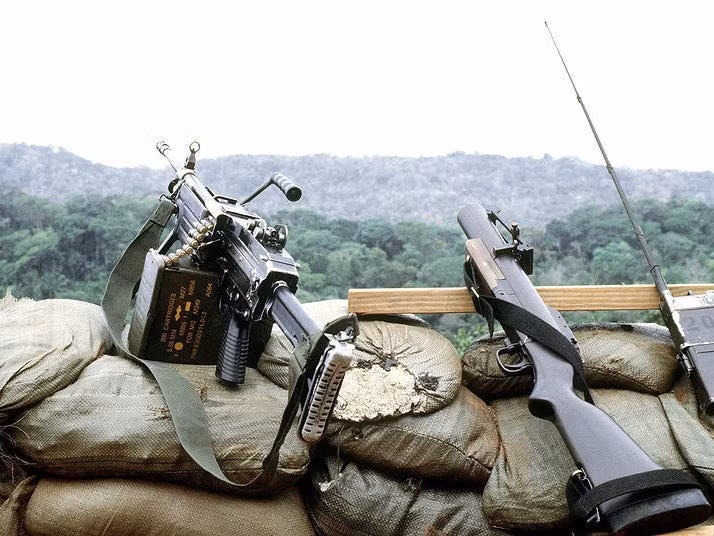 Lý do M-79 được đặc nhiệm Mỹ ưa thích hơn so với súng phóng lựu M203, được tích hợp dưới khẩu súng trường tiến công M-16; đơn giản là vì M79 có nòng dài hơn, nên có tầm bắn và độ chính xác tốt hơn M203.