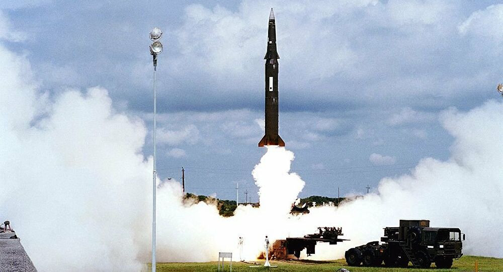 Vì do vị trí địa lý, Nga phải phóng tên lửa đạn đạo liên lục địa (ICBM) từ phần lãnh thổ Nga, hoặc phóng từ tàu ngầm, để tấn công vào phần lãnh thổ Mỹ. Tuy nhiên, các tên lửa tầm ngắn hơn của Mỹ, đặt tại Đức hoặc Ba Lan, có thể vươn tới trung tâm của Nga.