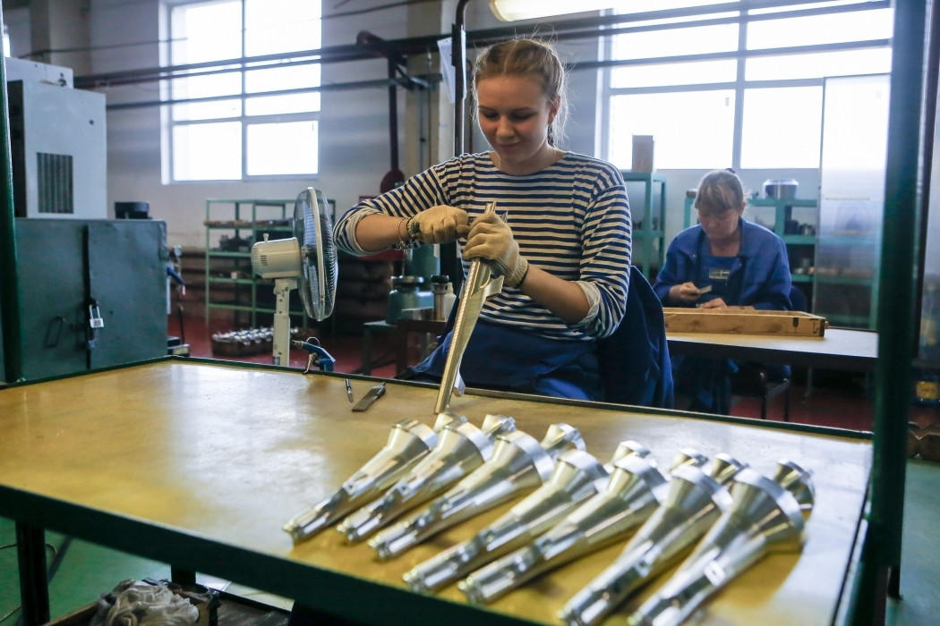 Điều thú vị là Liên Xô/Nga đã sản xuất các đầu đạn pháo tăng không chỉ chứa uranium mà còn chứa cả vonfram. Tiêu biểu có loại đạn xuyên giáp Svinets-1 có lõi làm bằng cacbua vonfram, trong khi Svinets-2 có lõi hợp kim uranium.