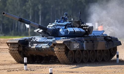 Liên Xô đã sử dụng pháo nòng trơn 115mm 2A20 trên xe tăng T-62 để bắn các loại đạn mới, nhằm cải thiện khả năng xuyên giáp. Ưu thế của Liên Xô trong lĩnh vực này tiếp tục được chứng minh khi họ cho ra đời pháo tăng với cỡ nòng 125mm, được trang bị trên các xe tăng từ dòng T-64 về sau.