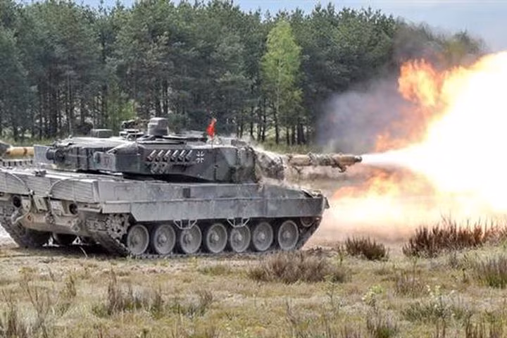 Đức là quốc gia thứ ba xuất sắc trong việc sản xuất cả pháo và đạn pháo tăng. Điều này cũng không có gì ngạc nhiên, khi nước này từng là quốc gia “tiền tuyến” trong Chiến tranh Lạnh và là quốc gia dẫn đầu về chất lượng xe tăng trong Thế chiến hai.