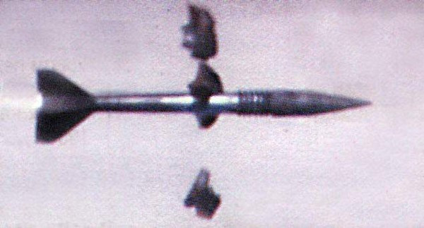 Tuy nhiên lõi uranium của đạn xuyên giáp có một số ưu điểm hơn so với các “đối thủ” bằng thép hoặc vonfram. Mặc dù thua một chút về mật độ kim loại, nhưng đạn lõi uranium cũng mạnh hơn và hiệu quả hơn về khả năng xuyên giáp.