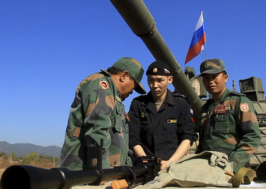 Trong năm 2020, Nga và Lào cũng đã hợp tác tổ chức một cuộc tập trận tăng thiết giáp quy mô tại thao trường của Lào. Phái đoàn Nga đã gửi các chiến sĩ sang phối hợp và trực tiếp sử dụng xe tăng T-72B1MS mà Lào nhập khẩu từ Nga trước đó không lâu. Defence.