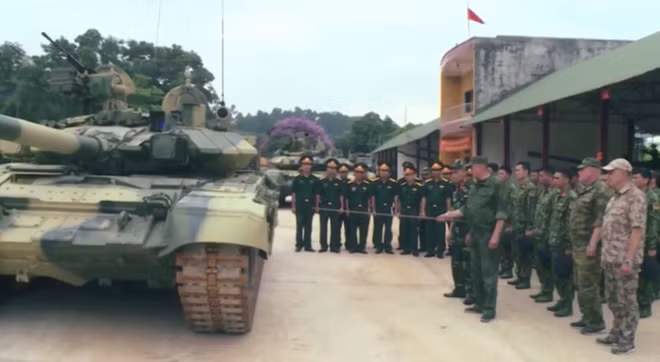 Với việc tiếp nhận xe tăng hiện đại mới, Việt Nam và Nga cũng đã hợp tác chặt chẽ để chuyển giao công nghệ vận hành cũng như bảo dưỡng, nhằm đảm bảo khả năng sử dụng xe tốt nhất cho phía đối tác Việt Nam. Nga đã đào tạo nhiều sĩ quan và quân nhân chuyên nghiệp cho ta trên nhiều lĩnh vực tăng thiết giáp cũng như cử chuyên gia sang nước ta để trực tiếp hướng dẫn. Ảnh: QPVN.