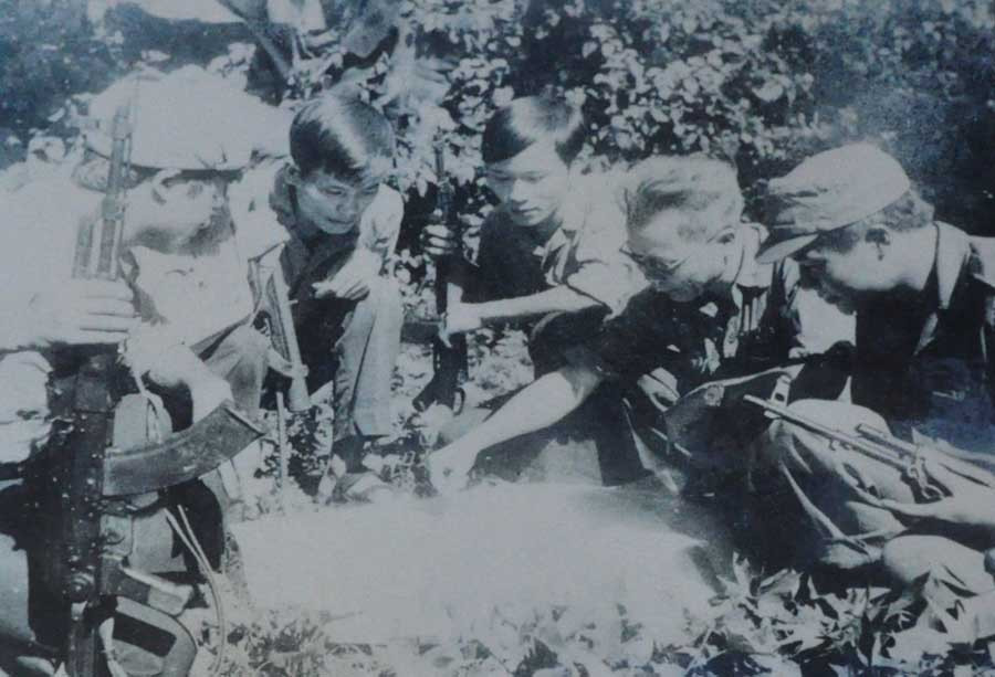 Từ năm 1981 - 1984, tàn quân Fulro ở Tây nguyên bị truy quét mạnh, nên rút vào vùng rừng núi hiểm trở, lập căn cứ hoạt động, câu kết với tàn quân Khmer Đỏ tiếp tục hoạt động. Lực lượng bộ binh của ta đã tìm mọi cách tiếp cận bằng đường bộ nhưng không thể truy quét hết được.