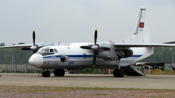 Có lần ném, giá bom bi CBU bằng gỗ rơi theo, làm ảnh hưởng một số bộ phận sau đuôi. Chuyên gia Liên Xô qua kiểm tra, lắc đầu “Chỉ bộ đội Việt Nam mới làm được điều này”. Trong những năm 1979-1988, những trận đánh bom của không quân vận tải là nỗi khiếp sợ của lính Polpot và cứ thấy máy bay vận tải An-26 là chúng bỏ chạy, gọi đó là... "B-52 của quân đội Việt Nam". Nguồn ảnh: TL.