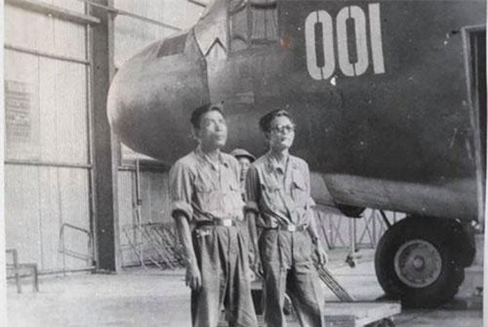 Trong cái khó ló cái khôn, những cán bộ kỹ thuật không quân nảy ra ý tưởng “Tại sao không cải tiến vận tải cơ An-26 thành máy bay ném bom?”. Tháng 6/1980, quân chủng giao nhiệm vụ cho A41 nghiên cứu, cải tiến máy bay An-26 chuyên vận tải thành máy bay ném bom.