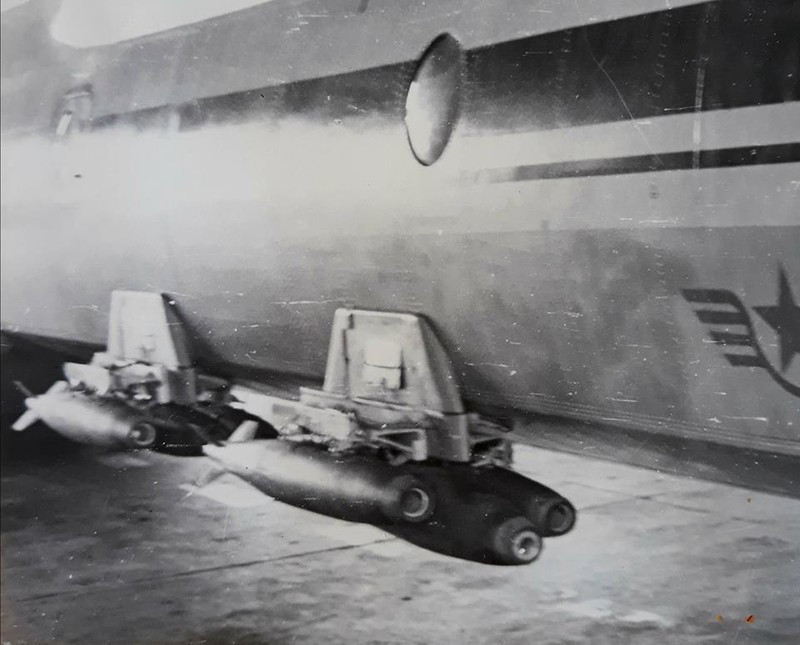 Tháng 9/1985 chúng từng bước tổ chức lại việc khai thác và xây dựng Núi Chi thành căn cứ lớn. Sáng 22/9/1985, biên đội 4 chiếc An-26 mang bom MK-81, bom bi CBU-49 bay theo đường Biên Hòa-Krache-Cù Lao Preng, đánh bom vào Núi Chi từ độ cao 3.500 m. Ngay sau khi An-26 đánh bom, bộ binh Quân khu 7 ồ ạt tiến công làm chủ trận địa.