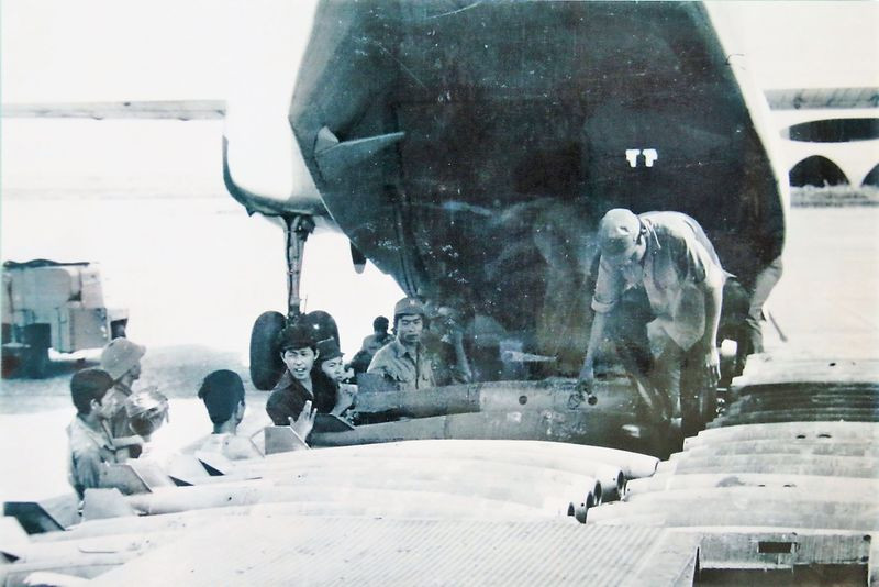 Trong suốt thời gian quân tình nguyện Việt Nam làm nhiệm vụ quốc tế tại Campuchia, máy bay An-26 của trung đoàn 918 không chỉ chuyển quân, cứu thương, chở vũ khí, trang thiết bị... mà còn đánh bom phá MK-81 và bom bi CBU tiêu diệt nhiều căn cứ đầu não, triệt phá các nguồn dự trữ vũ khí, lương thực thực phẩm của quân Khmer Đỏ.