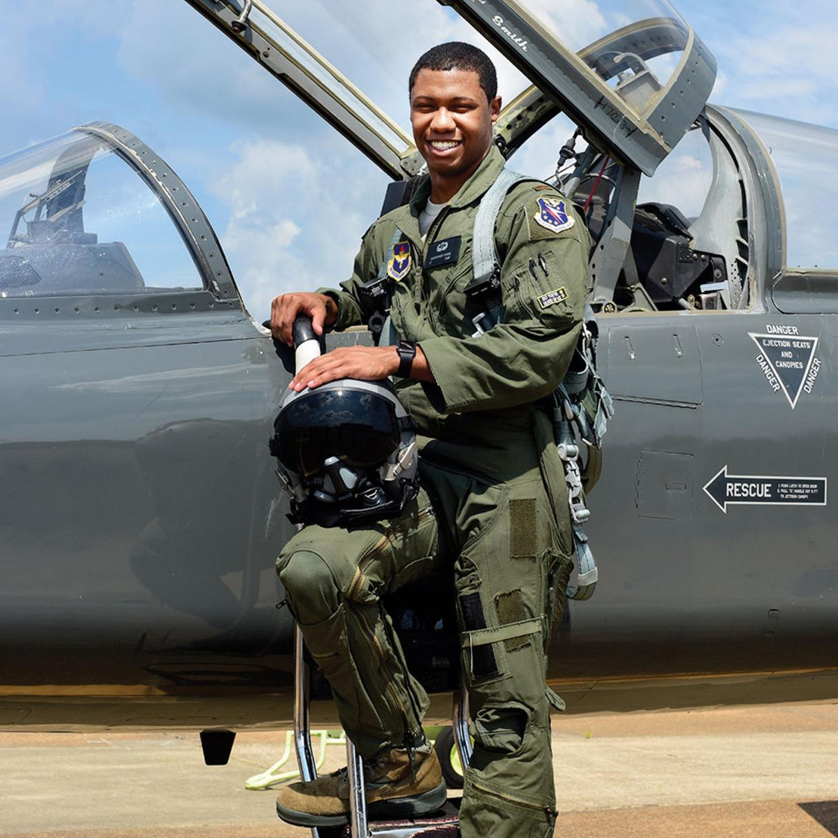 Nhưng nếu đảm bảo rằng, các phi công sẽ không lái cả chiếc F-22 đào tẩu sang các quốc gia khác, nếu các quốc gia khác dùng mọi biện pháp lôi kéo phi công lái F-22, thì Mỹ sẽ có những biện pháp nào để ngăn chặn?