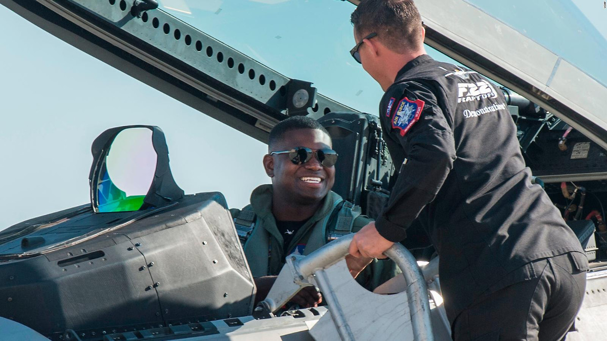 Trước hết, hãy lấy tiền làm ví dụ. Phương pháp đầu tiên để quốc gia thù địch lôi kéo phi công là tiền. Tuy nhiên, việc dùng tiền để mua chuộc phi công F-22 có thể khó thành công.