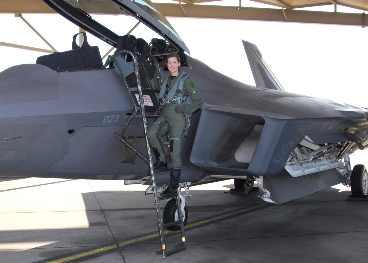 Nguyên nhân là do mức lương hàng năm của phi công quân sự Mỹ nói chung là cao (khoảng 200.000 USD); nhưng phi công lái máy bay thế hệ thứ 5 có thể có mức lương cao hơn nữa, cộng với nhiều khoản trợ cấp khác từ Quân đội, tổng cộng khoảng 310.000 USD/năm, vì vậy chưa chắc phi công vì tiền mà lái F-22 bỏ trốn.