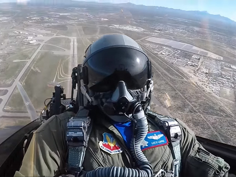 Bên cạnh đó, để được trở thành phi công F-22 cần phải có những nỗ lực cá nhân rất lớn, do vậy phi công sẽ không chọn cách đào tẩu vì lợi nhuận “vụn vặt” và phải đối mặt với những “trừng phạt” nghiêm khắc từ các cơ quan tình báo Mỹ.