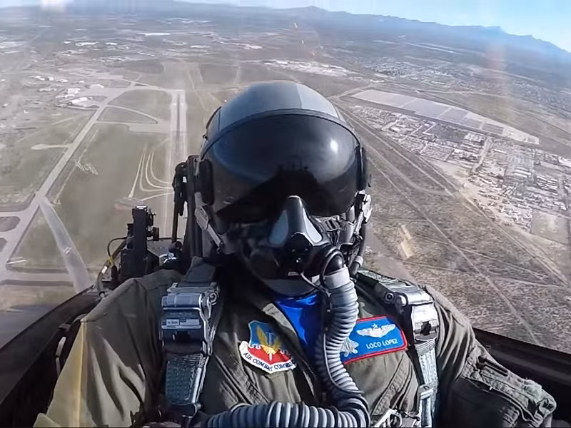 Bên cạnh đó, để được trở thành phi công F-22 cần phải có những nỗ lực cá nhân rất lớn, do vậy phi công sẽ không chọn cách đào tẩu vì lợi nhuận “vụn vặt” và phải đối mặt với những “trừng phạt” nghiêm khắc từ các cơ quan tình báo Mỹ.