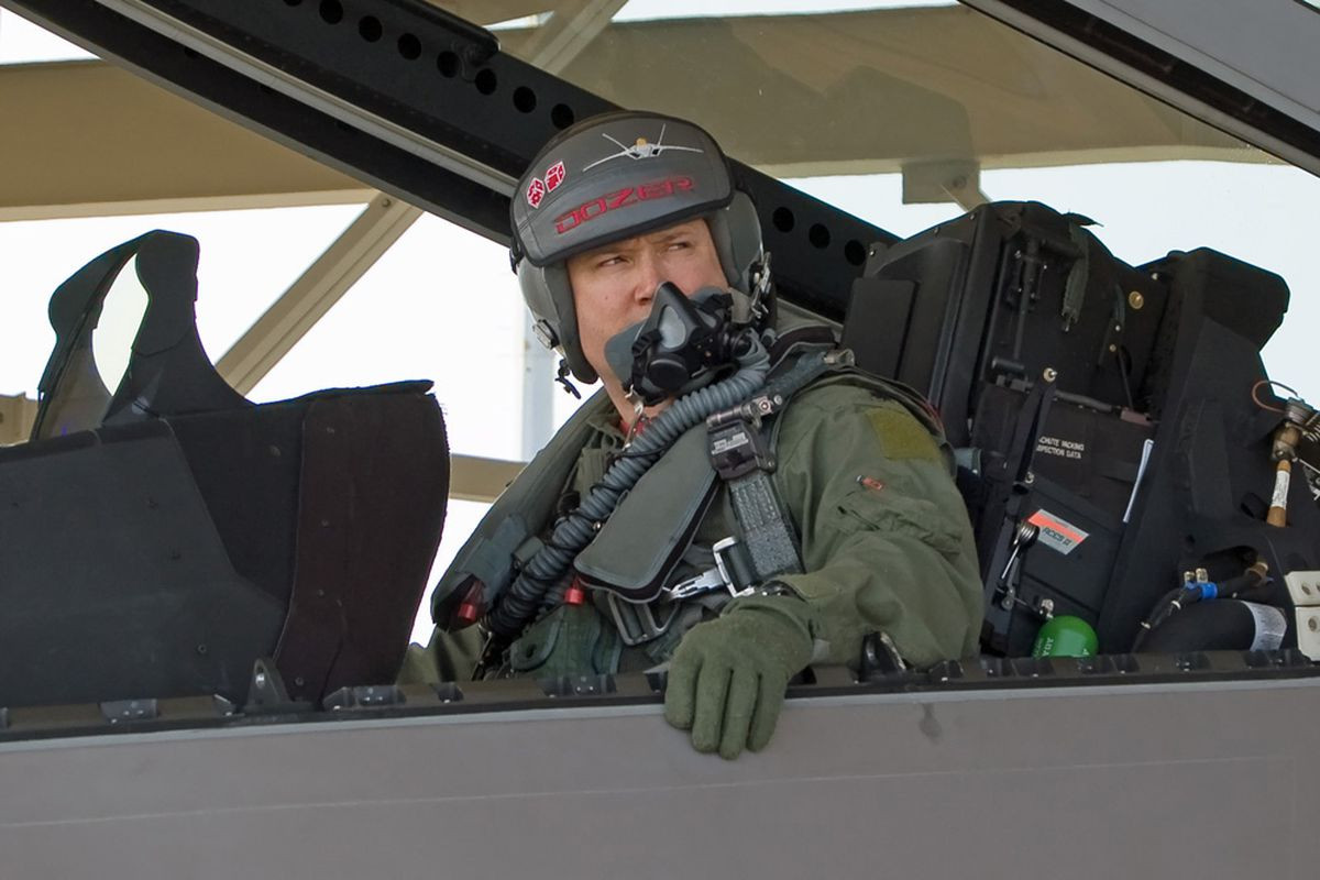 Từ câu chuyện trên, chúng ta có thể thấy hậu quả khủng khiếp của việc đào tẩu của một phi công ưu tú trên chiếc F-22. Vì vậy, sau khi Mỹ làm “điều xấu” với phi công Liên Xô, Mỹ cũng nhận ra mức độ nghiêm trọng của việc phi công đào tẩu, nên họ cực kỳ cẩn trọng trong công tác tuyển chọn, giáo dục và đãi ngộ cho phi công. Nguồn ảnh: Không quân Mỹ.