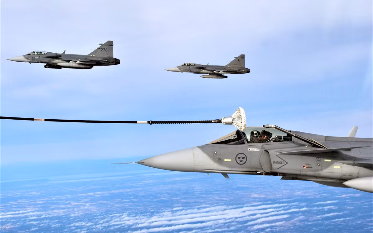 Tiếp theo là Saab JAS-39E/F Gripen có giá 85 triệu USD. Máy bay JAS-39 Gripen của Thụy Điển với các biến thể C và D, nổi tiếng là một trong những máy bay chiến đấu thế hệ 4+ mới và rẻ nhất hiện nay. Giá thành của biến thể C/D cũng có thể xuống tới 30 triệu USD một chiếc, một món hời cho một chiếc máy tiên tiến như vậy.