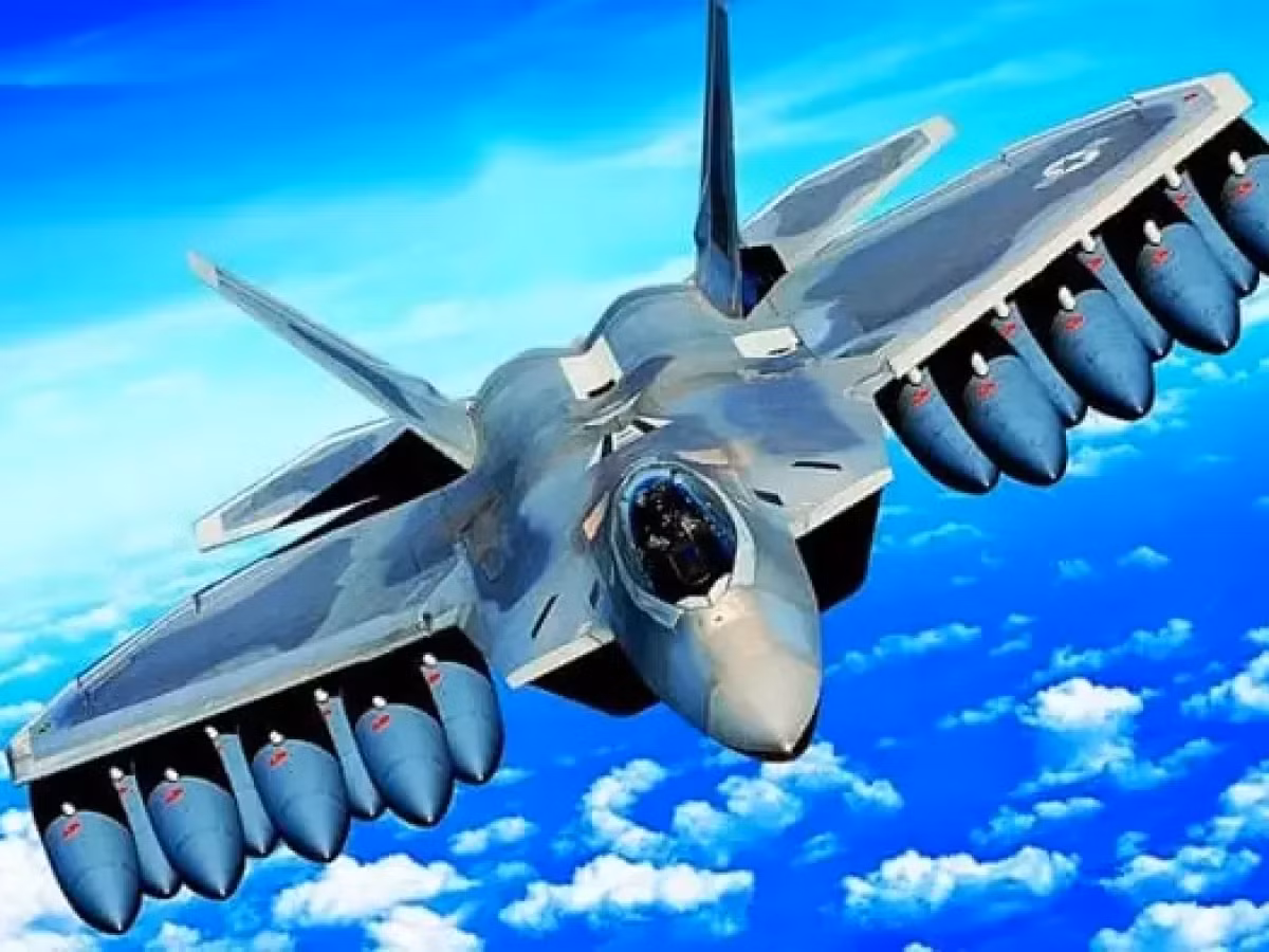 Giá của một chiếc máy bay phản lực chiến đấu không bao giờ được định sẵn, tùy từng yêu cầu của bên mua, giá bán có thể bao gồm cả tiền mua vũ khí, chi phí đào tạo nhân lực vận hành, cơ sở vật chất mặt đất,... Trong khuôn khổ của bài viết này, chỉ đề cập tới giá bán tối thiểu chưa bao gồm các chi phí nêu trên.