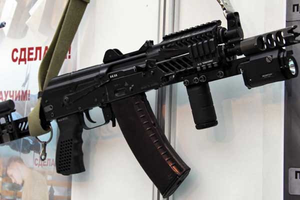 Sau khi thất bại với mẫu súng trường tiến công trong nước, Ấn Độ lại quay lại với các thiết kế vũ khí của nước ngoài. Và lần này họ chọn mẫu tiểu liên AK-203 của Nga; đây là mẫu súng trường tấn công Kalashnikov thế hệ thứ năm, chắc chắn có ưu thế với nhiều mẫu vũ khí cỡ nhỏ trên thế giới hiện nay.