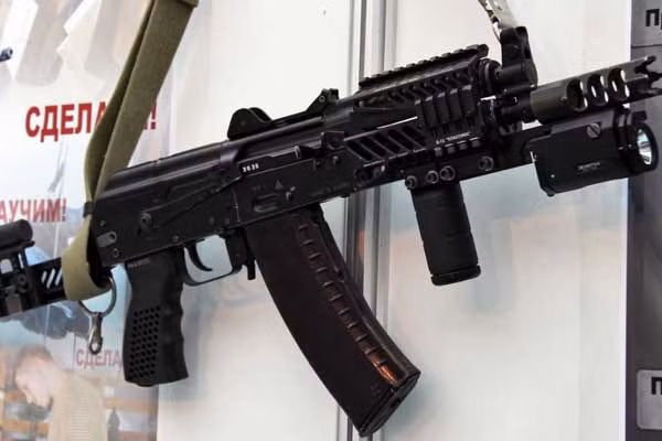 Sau khi thất bại với mẫu súng trường tiến công trong nước, Ấn Độ lại quay lại với các thiết kế vũ khí của nước ngoài. Và lần này họ chọn mẫu tiểu liên AK-203 của Nga; đây là mẫu súng trường tấn công Kalashnikov thế hệ thứ năm, chắc chắn có ưu thế với nhiều mẫu vũ khí cỡ nhỏ trên thế giới hiện nay.