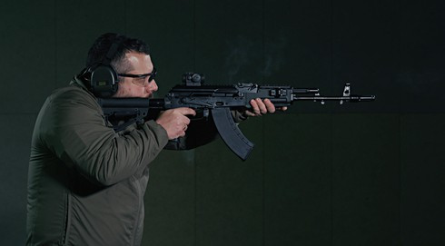 Sự lựa chọn của New Delhi với khẩu AK-203 đã được đưa ra cách đây vài năm; Quân đội Ấn Độ đã mua 20 nghìn khẩu AK-203 để thử nghiệm trong các điều kiện địa hình của họ và sau đó quyết định mua 650 nghìn khẩu; trong đó phần lớn được sản xuất tại Ấn Độ.