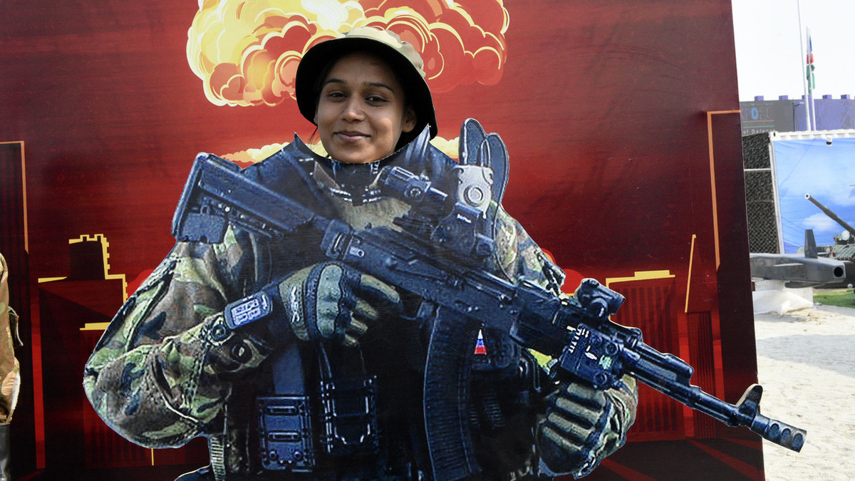 Do vậy sẽ không có gì ngạc nhiên khi người Ấn Độ chọn AK-203 của Nga, sự tiếp nối xứng đáng của toàn bộ dòng Kalashnikov. Tuy nhiên với Ấn Độ chỉ khi có tình huống xảy ra, thì các thủ tục “câu giờ” của họ mới được loại bỏ. Đây cũng là lý do mà Ấn Độ luôn chậm chân hơn so với đối thủ Trung Quốc về mảng trang bị. Nguồn ảnh: Pinterest.