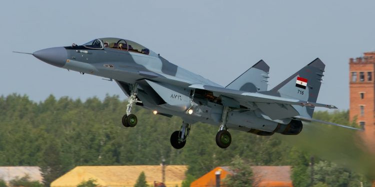 Ai Cập cũng đã đặt hàng tiêm kích chiếm ưu thế trên không hạng nặng Su-35 vào năm 2018, loại máy bay này sẽ được sử dụng nhiều loại vũ khí tương tự như MiG-29M và có khả năng phối hợp hoạt động cùng nhau theo hình thức chiến thuật phối hợp cao-thấp, xa-gần.