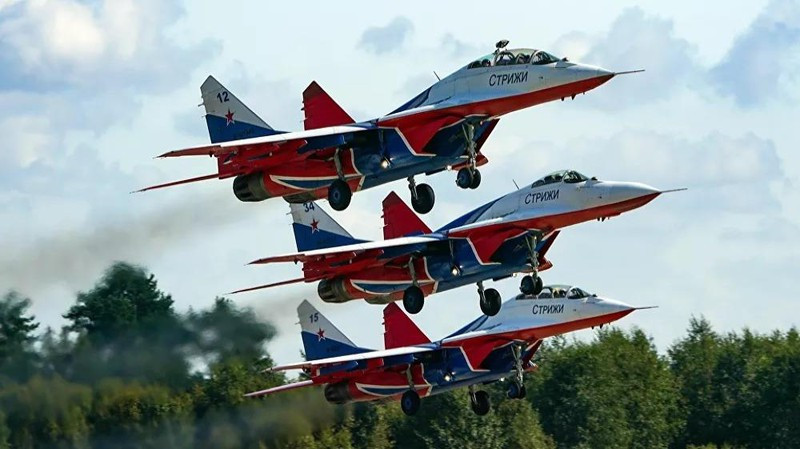 Để tăng cơ hội trên thị trường trong và ngoài nước, MiG đang cung cấp 6 chiếc máy bay mới MiG-35 cho đội bay biểu diễn Chim én. Việc thay thế MiG-35 trong đội nhào lộn không có gì lạ, vì trong đội nhào lộn thứ hai là Hiệp sĩ Nga, gần đây nó đã chuyển từ Su-27 thành Su-30SM hiện đại hơn nhiều.