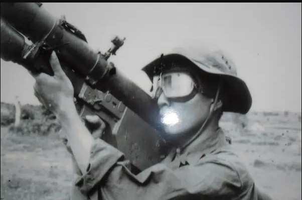 Từ năm 1972 đến tháng 4/1975, ông Hoàng Văn Quyết là Chuẩn úy, trung đội trưởng trung đội tên lửa A-72, thuộc Đại đội 3, Tiểu đoàn 172, Sư đoàn 367, tham gia chiến đấu tại chiến trường miền Nam.