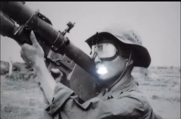 Từ năm 1972 đến tháng 4/1975, ông Hoàng Văn Quyết là Chuẩn úy, trung đội trưởng trung đội tên lửa A-72, thuộc Đại đội 3, Tiểu đoàn 172, Sư đoàn 367, tham gia chiến đấu tại chiến trường miền Nam.