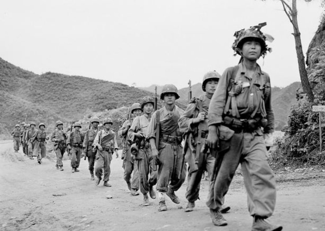 Ngay sau khi tiếp quản sự đầu hàng của phát xít Nhật, Liên Xô đã tích cực giúp Triều Tiên xây dựng quân đội, chỉ tính riêng từ năm 1949 đến năm 1952, Liên Xô đã viện trợ quân sự trị giá 200 triệu rúp.