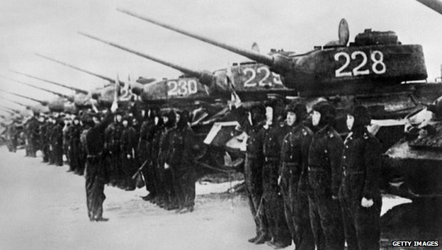 Bên cạnh việc viện trợ vũ khí, khí tài quân sự, Liên Xô còn đưa khoảng 40.00 quân nhân, không chỉ để huấn luyện các lực lượng đang phát triển mạnh của Triều Tiên, mà còn hỗ trợ chiến đấu và chuyên môn kỹ thuật trong Chiến tranh Triều Tiên 1950-1953.