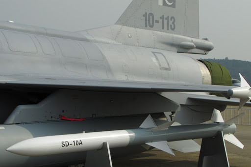 JF-17 chỉ được trang bị tên lửa không đối không SD-10 và tên lửa chống hạm C-801AK của Trung Quốc. Hiện tại, quân đội Pakistan đang cố gắng kết hợp JF-17 với các loại vũ khí khác của Trung Quốc, nhưng không mấy thành công. Pháo 23 mm của JF-17 hoạt động cũng thường xuyên xảy ra trục trặc.