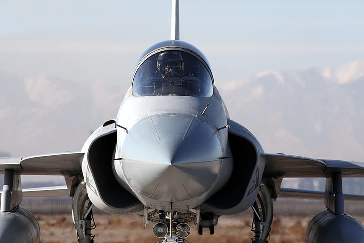 Về nguyên tắc, tiêm kích chiến đấu hiện đại cần được trang bị các hệ thống đáng tin cậy để giảm thiểu các yêu cầu bảo trì. Hiệu suất của máy bay chiến đấu được đánh giá bởi hệ thống điện tử hàng không, vũ khí và động cơ mà nó được trang bị; và hầu hết các hệ thống JF-17 đều không đạt được những yêu cầu này.