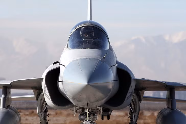 Về nguyên tắc, tiêm kích chiến đấu hiện đại cần được trang bị các hệ thống đáng tin cậy để giảm thiểu các yêu cầu bảo trì. Hiệu suất của máy bay chiến đấu được đánh giá bởi hệ thống điện tử hàng không, vũ khí và động cơ mà nó được trang bị; và hầu hết các hệ thống JF-17 đều không đạt được những yêu cầu này.