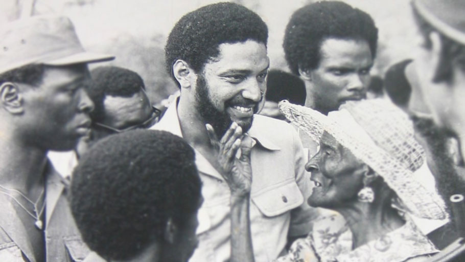 Tuy nhiên, do nhận định rằng chính phủ của Maurice Bishop không có ý định gây hại đến nước Mỹ và các nước xung quanh, nên Washington vẫn quyết định để cho Bishop lãnh đạo Grenada bình thường. Lý do là Maurice Bishop chỉ cho phép trao đổi thương mại bình thường với Cuba, Liên Xô, Đông Đức,... nhưng vẫn khước từ việc cho quân đội các nước này đặt chân lên lãnh thổ.