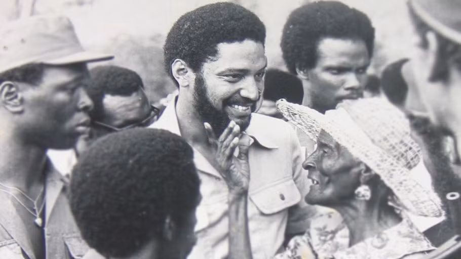 Tuy nhiên, do nhận định rằng chính phủ của Maurice Bishop không có ý định gây hại đến nước Mỹ và các nước xung quanh, nên Washington vẫn quyết định để cho Bishop lãnh đạo Grenada bình thường. Lý do là Maurice Bishop chỉ cho phép trao đổi thương mại bình thường với Cuba, Liên Xô, Đông Đức,... nhưng vẫn khước từ việc cho quân đội các nước này đặt chân lên lãnh thổ.