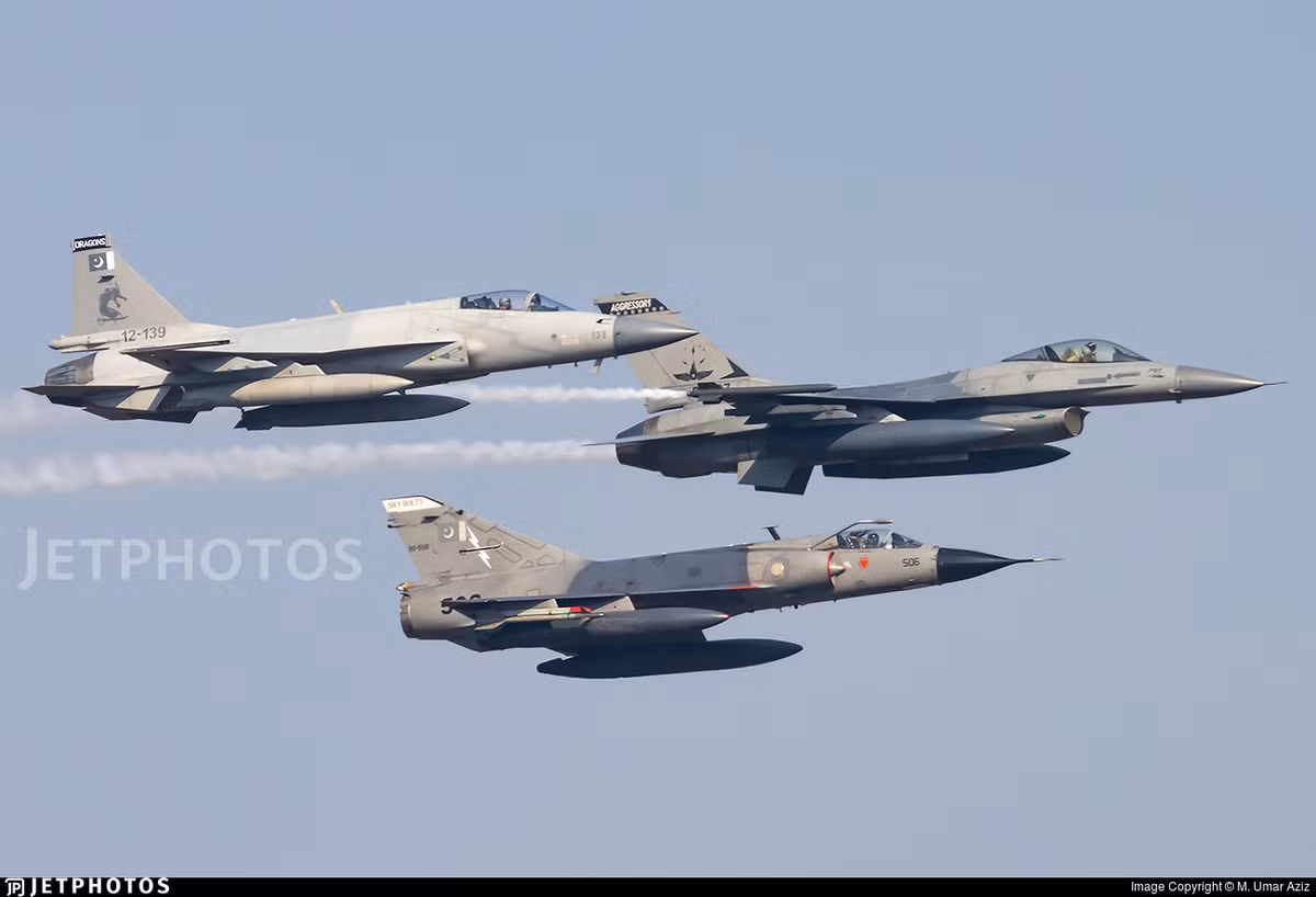 JF-17 là loại tiêm kích hạng nhẹ một động cơ do hãng Chengdu của Trung Quốc phối hợp cùng Pakistan chế tạo. Dẫu vậy, phía Trung Quốc không sử dụng loại máy bay này mà họ đã có loại J-10 tiên tiến hơn, do đó dây chuyền sản xuất được chuyển hoàn toàn cho phía Pakistan theo công nghệ Trung Quốc. Ảnh: JF-17 phối hợp cùng F-16 của Không quân Pakistan.