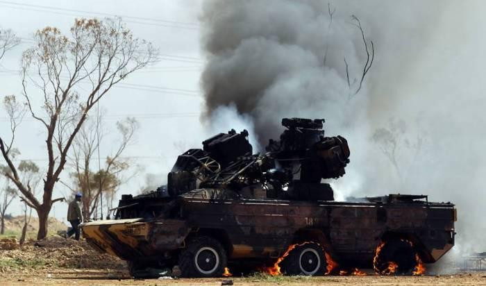 Cũng trong cuộc chiến vừa qua, Azerbaijan đã sử dụng phương thức tác chiến không quân hiện đại đó là sử dụng các loại máy bay không người lái (UAV) để cho Armenia một trận thua rất đau. Phòng không Armenia với điển hình của Liên Xô những năm 1980 - 1990 đã không kịp thích ứng trước loại hình tác chiến không quân mới. Ảnh: Tổ hợp 9K33 Osa của Armenia bị UAV TB-2 Azerbaijan tiêu diệt.