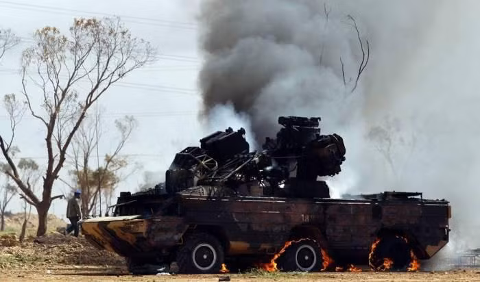 Cũng trong cuộc chiến vừa qua, Azerbaijan đã sử dụng phương thức tác chiến không quân hiện đại đó là sử dụng các loại máy bay không người lái (UAV) để cho Armenia một trận thua rất đau. Phòng không Armenia với điển hình của Liên Xô những năm 1980 - 1990 đã không kịp thích ứng trước loại hình tác chiến không quân mới. Ảnh: Tổ hợp 9K33 Osa của Armenia bị UAV TB-2 Azerbaijan tiêu diệt.