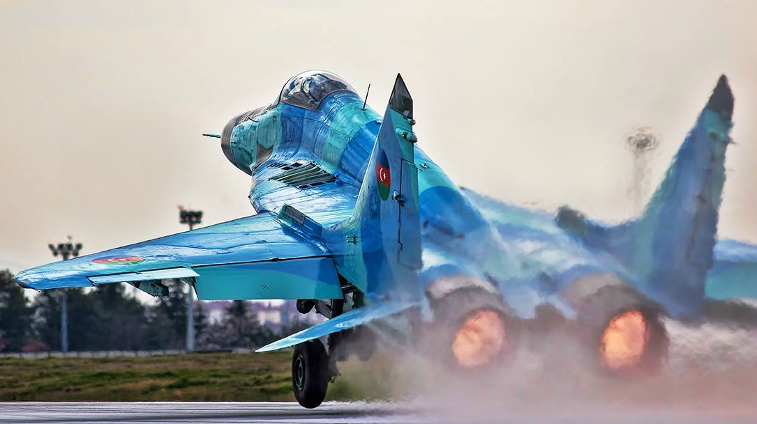 Không quân Azerbaijan hiện nay đang vận hành 17 chiếc MiG-29 và 5 chiếc MiG-21, cùng một số cường kích Su-25. Nghe qua thì có vẻ vô cùng lạc hậu và nhỏ bé, tuy nhiên như vậy vẫn là đủ để vượt trội hơn so với Không quân Armenia vốn chỉ có 4 chiếc Su-30SM nhập từ Nga và một số Su-25.