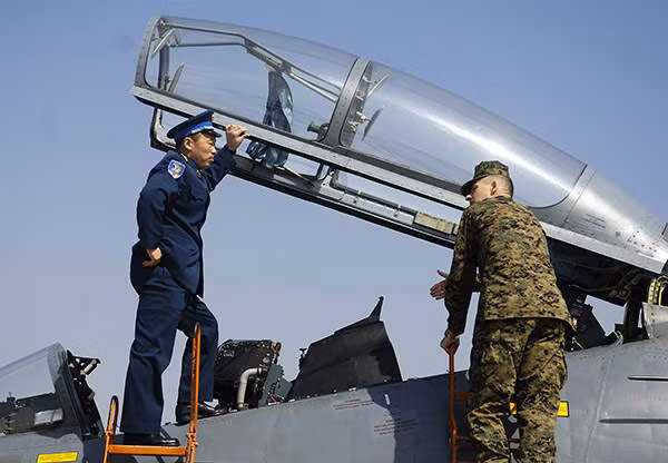 Trong thập niên 1990, đã chứng kiến một số thương vụ mua bán vũ khí khổng lồ giữa Moscow và Bắc Kinh. Một trong những hoạt động quan trọng nhất liên quan đến việc bán, cấp phép và chuyển giao công nghệ máy bay chiến đấu đa nhiệm Su-27 “Flanker”.