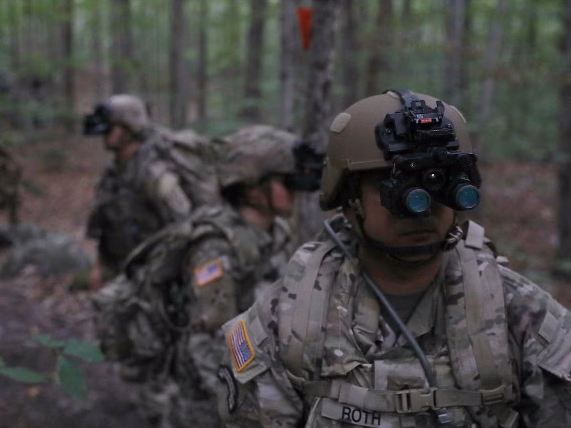 Với việc đầu tư lớn, đưa Mỹ đạt được những tiến bộ lớn trong công nghệ nhìn ban đêm, bao gồm thiết bị cho phép từng binh sĩ, xe bọc thép và máy bay nhìn thấy và chiến đấu trong bóng tối. Trang bị này đã mang lại cho Quân đội Mỹ một lợi thế to lớn, trong một số cuộc xung đột kể từ những năm 1980.