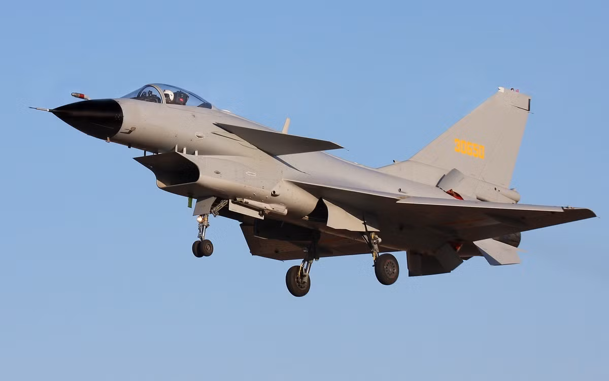 Động cơ WS-10B cũng được hưởng lợi từ hệ thống vectơ lực đẩy ba chiều; đây là thiết kế động cơ máy bay chiến đấu duy nhất không phải của Nga làm được điều này, giúp mang lại lợi thế lớn về khả năng cơ động. F-16 không được tích hợp bất kỳ loại động cơ tạo lực đẩy nào.