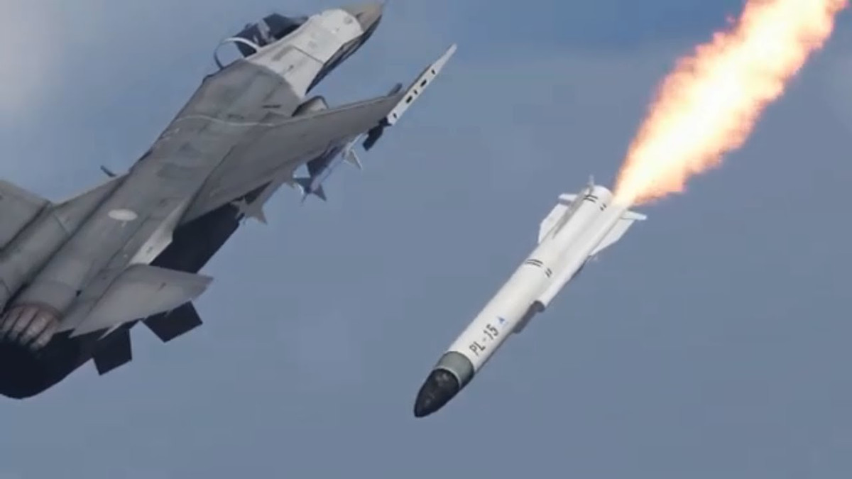 J-10 sử dụng thiết kế giảm tiết diện radar, ứng dụng lớp sơn phủ tàng hình, sử dụng nhiều vật liệu composite hơn, radar AESA mới mạnh hơn và tích hợp tên lửa không đối không PL-15, có tầm bắn ước tính khoảng 250-300km; vượt trội hoàn toàn so với bất kỳ thiết kế hiện có nào của Mỹ.