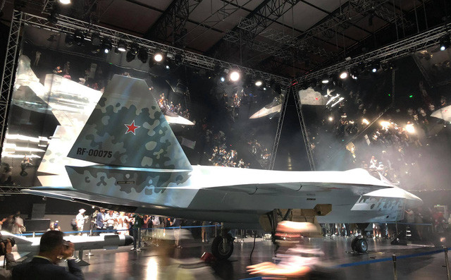 Nói về khả năng tấn công của Checkmate, Giám đốc điều hành UAC Slyusar cho biết, chiến đấu cơ Checkmate được trang bị radar mảng pha quét điện tử chủ động (AESA) có thể theo dõi 30 mục tiêu trên không, 2 mục tiêu mặt đất và mặt biển; đồng thời tiến công tối đa 6 mục tiêu cùng lúc.