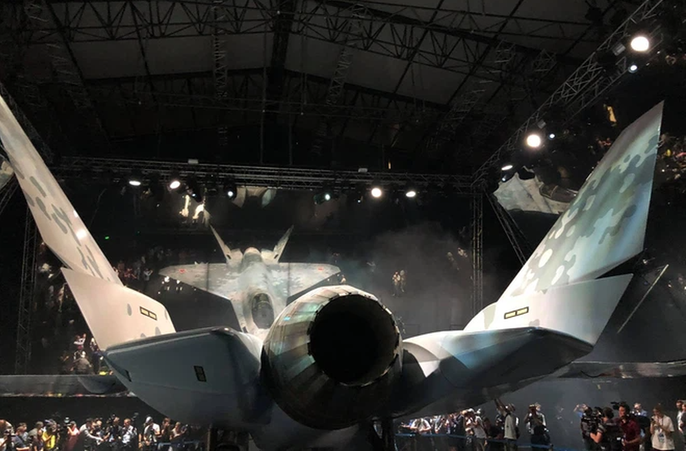 Thiết kế phần đuôi của Su-75 Checkmate giúp giảm khả năng phản xạ radar rõ rệt; với sự trợ giúp của động cơ véc tơ lực đẩy 3D và phần mềm bay tiên tiến, vẫn bảo đảm cho Checkmate khả năng cơ động cao.