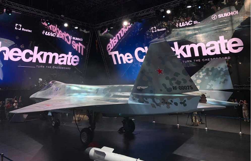 Tổng công trình sư của Checkmate là Viện sĩ Mikhail Strelets nói với TASS, UAC đang lên kế hoạch cho một phiên bản Checkmate không người lái. Cả phiên bản có và không người lái của Checkmate, đều có thể hoạt động trong một chiến trường, lấy mạng là trung tâm.