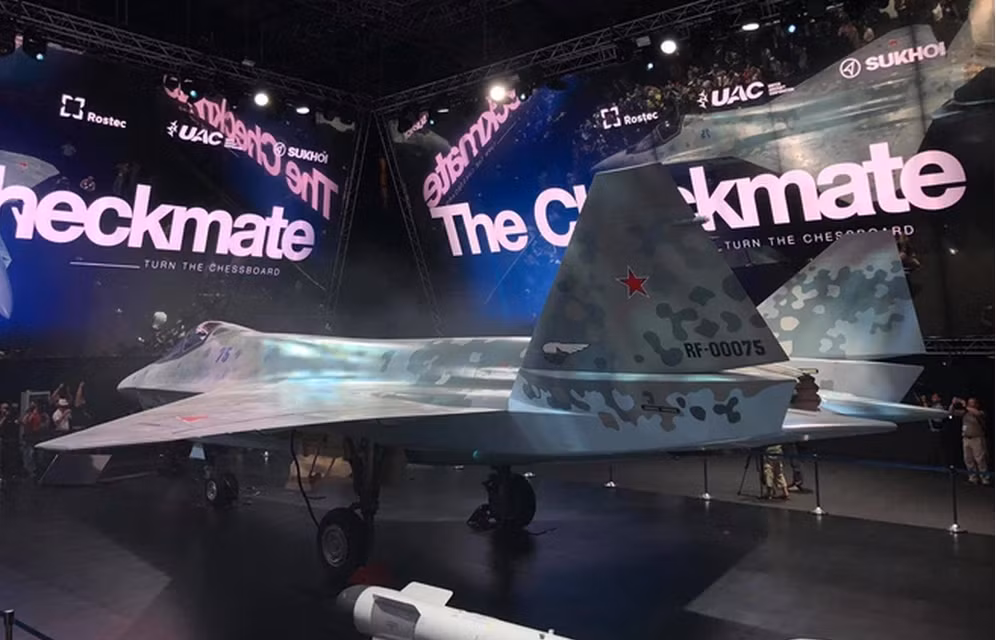 Tổng công trình sư của Checkmate là Viện sĩ Mikhail Strelets nói với TASS, UAC đang lên kế hoạch cho một phiên bản Checkmate không người lái. Cả phiên bản có và không người lái của Checkmate, đều có thể hoạt động trong một chiến trường, lấy mạng là trung tâm.